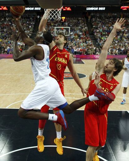 Los hermanos Gasol cubren a Florent Pietrus.