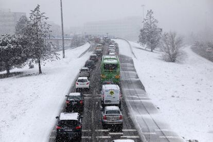 Nieva en le acceso al paseo de la Castellana desde la M-30, el 5 de febrero de 2018.