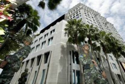 Un soldado hace guardia a las puertas de las oficinas centrales de la bolsa de Tailandia. EFE/Archivo