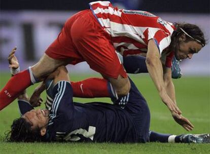 El jugador del Atlético de Madrid Tomas Ujfalusi lucha por un balón con Kevin Kuranyi, del Shalke.