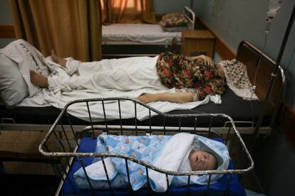 Rana, de 25 años, tuvo a su primer hijo por cesárea pocos días después de que su barrio fuera bombardeado durante la incursión terrestre del ejército israelí en la Franja de Gaza. La madre tiene miedo, pero solo dos horas después del parto, dice que volverá a su casa.