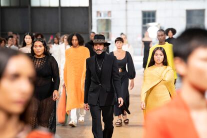 La modelo Paloma Elsesser, el cantante Leiva y la activista Xiye Bastida en el desfile de Gabriela Hearst en Manhattan.