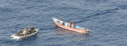 Militares españoles detienen a piratas somalíes que intentarojn asaltar un buque noruego en el golfo de Adén en agosto de 2010.