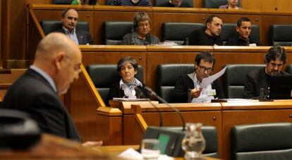 El portavoz socialista, José Antonio Pastor, en su intervención en el pleno de hoy del Parlamento vasco.