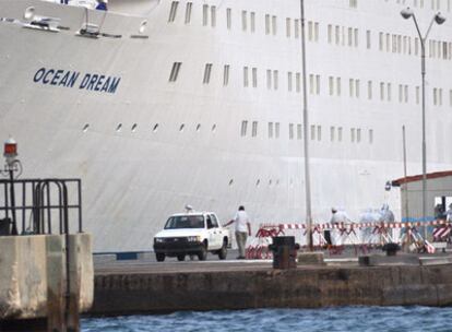 Inspección sanitaria del <i>Ocean Dream</i> en el puerto de Aruba.