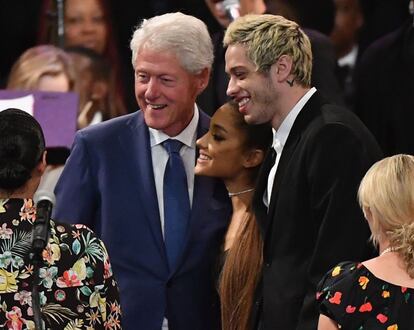 Bill Clinton se fotografía junto a la cantante Ariana Grande y su prometido, Pete Davidson en el funeral de Aretha Franklin. 