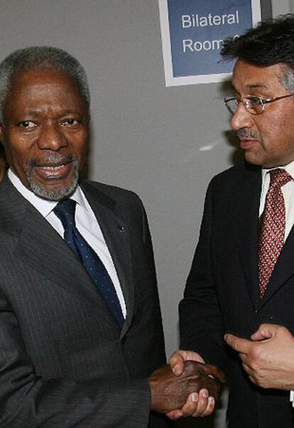 El Secretario General de la ONU, Kofi Annan, se saluda amistosamente con el Presidente de Pakistán, Pervez Musharraf, durante un breve descanso de la reunión de Davos.