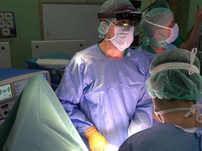 Médicos en un quirófano del Hospital Gregorio Marañón (Madrid).