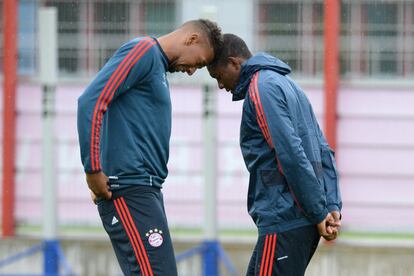 Jerome Boateng y David Alaba, en un momento de un entrnamiento del Bayern de Múnich antes de enfrentarse al CSKA de Moscú. El equipo de Guardiola se estrenará en Liga de Campeones jugando en casa.