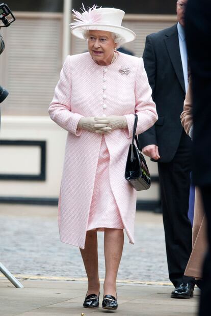 Con su vestuario, Isabel II quiere decir que es una persona muy rígida que representa a una institución muy hermética.  Utiliza unas pastillas de plomo en la caída del vestido para que la línea de la prenda resulte más recta aún.