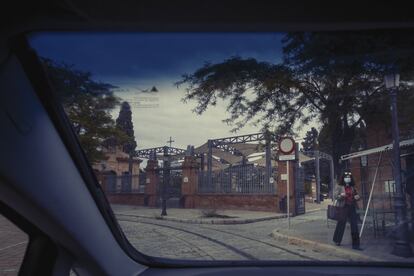 Una mujer en el cementerio de San Fernando de Sevilla, el 20 de abril.