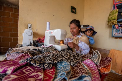 Una mujer otomí trabaja haciendo textiles mientras cuida a un hijo, en Amealco (Estado de Querétaro), en 2020.