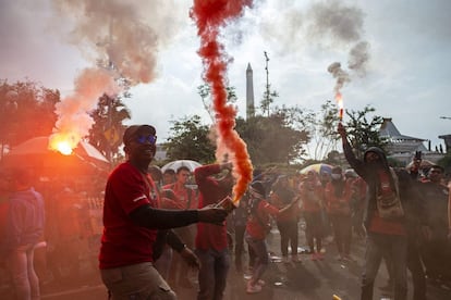 Ambiente de la protesta del Día Internacional del Trabajo, en Surabaya (Indonesia).