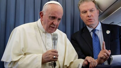El Papa y su portavoz Greg Burke en una visita a Irlanda el 26 de agosto pasado