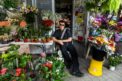 El músico posa en una floristería cerca de su casa en Madrid, el pasado 21 de junio. 