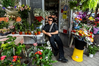 El músico posa en una floristería cerca de su casa en Madrid, el pasado 21 de junio.