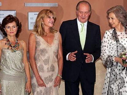 De izquierda a derecha, la ministra de Cultura, Carmen Calvo, Carmen Thyssen-Bornemisza y los Reyes de España, en la inauguración del museo.