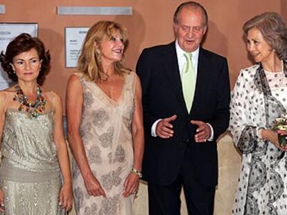 De izquierda a derecha, la ministra de Cultura, Carmen Calvo, Carmen Thyssen-Bornemisza y los Reyes de España, en la inauguración del museo.