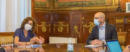 La ministra de Hacienda, María Jesús Montero, y el secretario de Estado de Derechos Sociales, Nacho Álvarez, negociadores del plan presupuestario por parte del PSOE y Podemos, respectivamente.