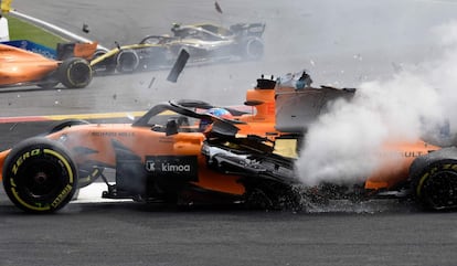 Fernando Alonso dentro do veículo depois de se chocar contra Nico Hulkenberg.