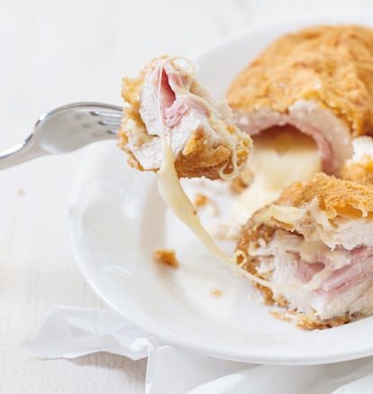 Milanesa 'Cordon Bleu', receta clásica de la gastronomía francesa. Imagen proporcionada por la editorial Catapulta.