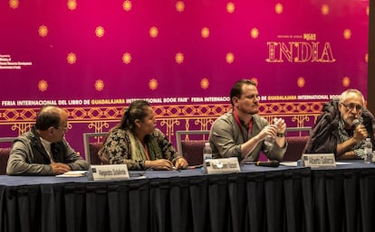 Alejandro Solalinde, Norma Romero, Alberto Galarza, Javier Sicilia en el foro de la FIL de Guadalajara.