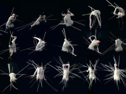 Fotomontaje de Endangered species (Especies en peligro), coreografía de Siobhan Davies, de la muestra Station to station, en el Barbican de Londres.