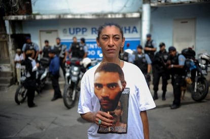 Elizabeth Gomes, mujer del albañil desaparecido Amarildo de Souza, en protesta en la UPP de la Rocinha.