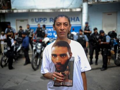 Elizabeth Gomes, mujer del albañil desaparecido Amarildo de Souza, en protesta en la UPP de la Rocinha.