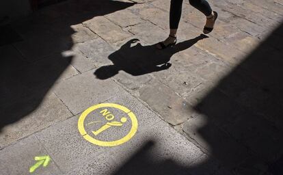 En la imagen, una se&ntilde;al pintada en el suelo de &quot;prohibido orinar&quot; instaladas por el Ayuntamiento de Manresa (Barcelona).