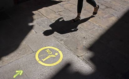En la imagen, una señal pintada en el suelo de "prohibido orinar" instaladas por el Ayuntamiento de Manresa (Barcelona).