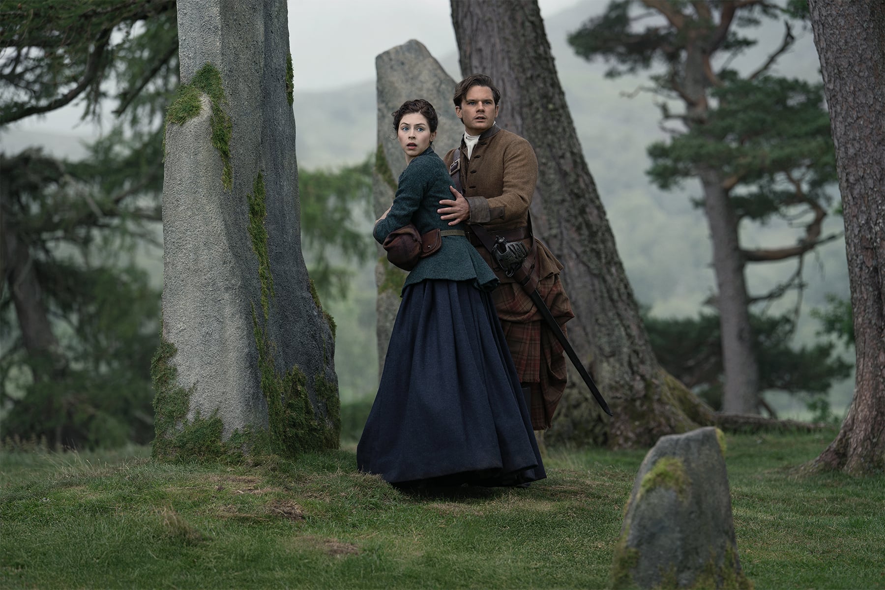 Hermione Corfield y Jeremy Irvine, en 'Outlander: sangre de mi sangre'.