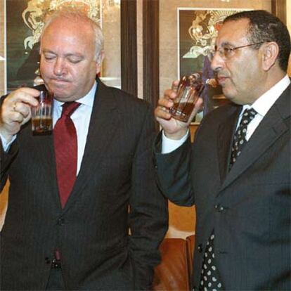 Moratinos (izquierda) y el director de Relaciones Bilaterales del Ministerio de Exteriores marroquí, Yusef Lamrani.