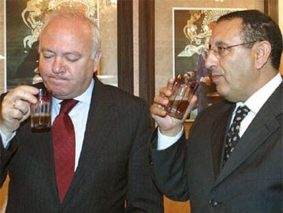 Moratinos (izquierda) y el director de Relaciones Bilaterales del Ministerio de Exteriores marroquí, Yusef Lamrani.