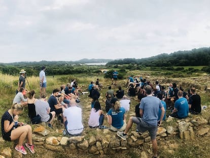 Mart&iacute;n Varsavsky durante una charla con los participantes de Menorca Millennials en la bas&iacute;lica del cabo del Puerto de Fornells, Menorca. 