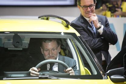 El presidente del Gobierno, Mariano Rajoy, probando un Citroën C4 Cactus, observado por el presidente de la Generalitat de Catalunya, Artur Mas (d), en el Salón del Automóvil de Barcelona, el 8 de mayo de 2015.