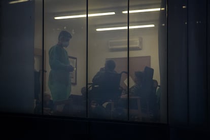 Varios ancianos, en una residencia, con un cuidador, en una imagen de archivo.