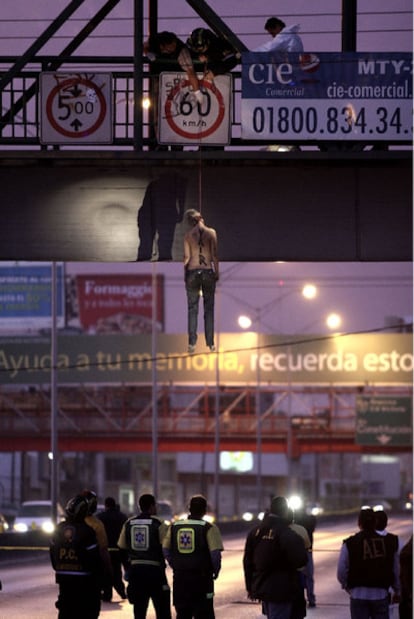 Policías mexicanos recuperan el cadáver de La Pelirroja, en Monterrey.