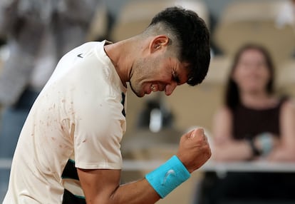 Carlos Alcaraz celebra un punto durante el partido contra Dzumhur en la Chatrier.