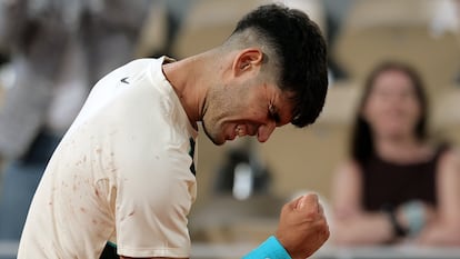 Carlos Alcaraz celebra un punto durante el partido contra Dzumhur en la Chatrier.