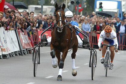 Óscar Freire compite con un trotón durante el XV criterium internacional de la Comunidad Valenciana.