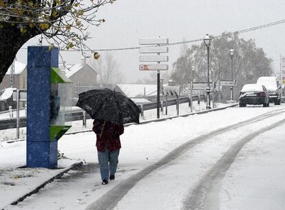 Primeras nieves en en Collado Hermoso (Segovia), donde hoy ha superado varios centímetros, cuajando en calles y tejados