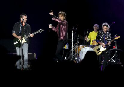 Juanes, en el escenario con los Stones.