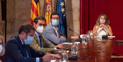 La ministra de Trabajo y Economía Social, Yolanda Díaz y el presidente de la CEOE, Antonio Garamendi, en la mesa de la Comisión de Seguimiento Tripartita Laboral celebrada la semana pasada en Palma de Mallorca.