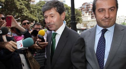 El alcalde de Castell&oacute;n, Alfonso Bataller (izquierda) a la salida del TSJ en Valencia. 