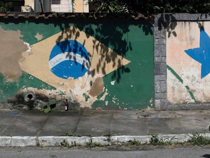 Bandeira do Brasil pintada em parede de Saquarema, Rio de Janeiro. 
