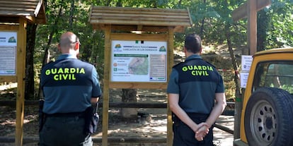 Agentes de la Guardia Civil en el acceso a &quot;los Pilones&quot;, en la Reserva Natural Garganta de los Infiernos del valle del Jerte.