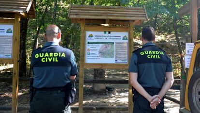 Agentes de la Guardia Civil en el acceso a "los Pilones", en la Reserva Natural Garganta de los Infiernos del valle del Jerte.