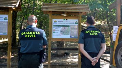 Agentes de la Guardia Civil en el acceso a &quot;los Pilones&quot;, en la Reserva Natural Garganta de los Infiernos del valle del Jerte.