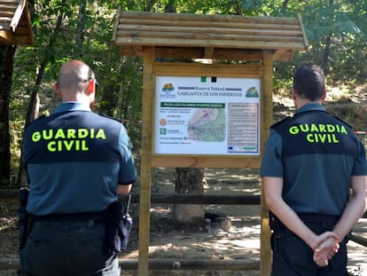 Agentes de la Guardia Civil en el acceso a &quot;los Pilones&quot;, en la Reserva Natural Garganta de los Infiernos del valle del Jerte.